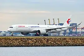 东航空中客车A350-900正在於悉尼機場滑行