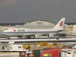 编号B-2486的中國國際航空公司波音747-8在約翰·F·肯尼迪國際機場；該機於2015年1月7日執行北京至紐約的首個747-8航班，以紀念北京-紐約航線開通34週年