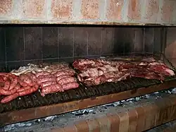 Asado argentino, con chorizos, salchicha parrillera, chinchulín, riñón, tira de asado y vacío