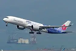 披有華航A350聯名彩繪塗裝的空中巴士A350-941XWB客機正在於香港國際機場起飛（B-18918）