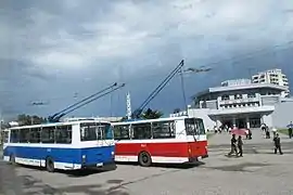 停驶时的受电杆须“甩空”（红色车）