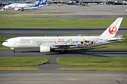 披上宣傳東京迪士尼樂園開業30周年的“JAL Happiness Express”彩繪的一架波音777-200，已退役