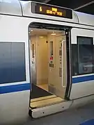 CRH1A设有寬身車門，及方便旅客上下车的伸缩式脚踏板