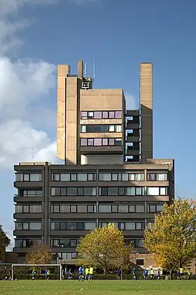 野兽派建筑查理斯·威尔森大楼，由丹尼斯·拉斯顿（Denys Lasdun）设计。