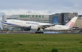 中華航空的空中巴士A350-941XWB型客機正在降落於台灣桃園國際機場（B-18903）