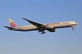 中華航空的波音777-309ER型客機即將降落於法蘭克福機場（B-18002）