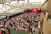 10 人们正在一个宴会厅里面庆祝生日（中国，2012）