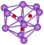三个两两共面的正八面体的球棍模型。三个正八面体有一条共用棱。这一结构的11个顶点上的紫色球代表铯，每个八面体中心的小红球代表氧。