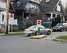 一輛汽車違反道路的行車方向限制（二車道道路其中一側入口除腳踏車外禁止駛入）