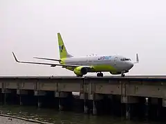 真航空的波音737-800型客機在澳門國際機場滑行