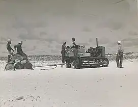 殖豪蘭島營地正在運送水桶和補給品。