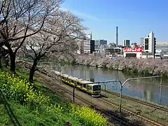 行經飯田橋站及外濠公園（日语：）附近的中央總武線列車