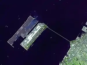 鳥瞰關西國際機場的衛星影像，人工島左側為興建中的第二跑道（2003年攝）