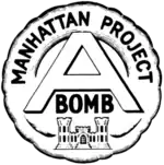 圆形的徽章，顶上书有“Manhattan Project”字样，中间是字母“A”，A下面是“BOMB”。徽章最底部是美国陆军工程兵团的城堡徽章。