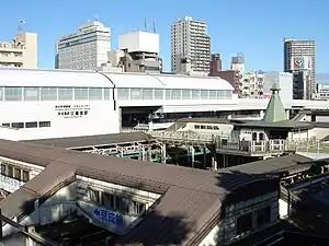 日暮里車站全景。其中照片左側為京成電鐵所屬站區，右側則是JR東日本南口與其跨站站房和月台區。