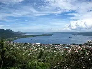 自火山观景台俯瞰拉包尔，左侧是老城，右侧是新城