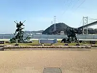 御裳川公園（壇之浦古戰場遺址）中的源義經與平知盛銅像，右端為關門橋