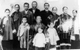 1901年，孫中山在後排左數第5位，在美國夏威夷茂宜島與全家人合照:28