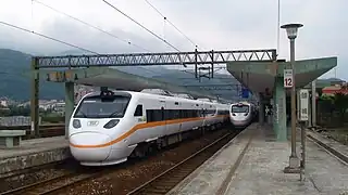 TEMU1000型傾斜式電聯車，以太魯閣號（或稱太魯閣自強號）為名營運（頭城車站）