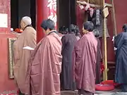 安徽某寺院披縵衣參加法事的居士