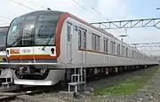 貼有紀念開始營業頭貼的10000系（10101編組）（2006年9月30日 新木場車輛基地（日语：））