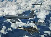 與F15施行加油任務的KC-135R（中央）F-22(下)