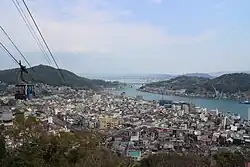 尾道市的代表景觀：從千光寺公園看到的尾道市區、尾道水道（日语：），右側為對岸的向島（日语：），遠處還有連結市區和向島的新尾道大橋（日语：），左側為遠轉中的千光寺山纜車