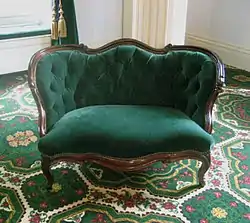 [1] ein grünes Sofa